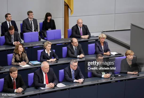 Innenminister Thomas de Maiziere , Sigmar Gabriel, SPD- Außenminister, Bundeskanzlerin Angela Merkel, Deutschland, Berlin, Bundestag/Plenum,...