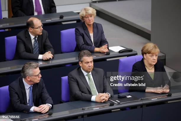 Innenminister Thomas de Maiziere , Sigmar Gabriel, SPD- Außenminister, Bundeskanzlerin Angela Merkel, Deutschland, Berlin, Bundestag/Plenum,...