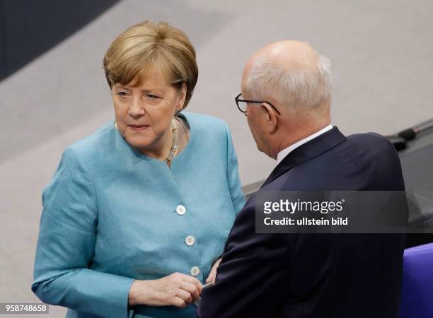 Bundeskanzlerin Angela Merkel, Volker Kauder, Vorsitzender der CDU/CSU-Bundestagsfraktion, Deutschland, Berlin, Bundestag / Plenum /...