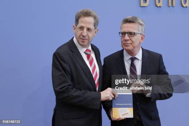 Dr. Hans-Georg Maaßen, Präsident des Bundesamtes für Verfassungsschutz , Bundesminister des Innern Dr. Thomas de Maiziere, Deutschland, Berlin,...