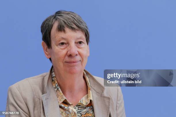 Bundesministerin für Umwelt, Naturschutz, Bau und Reaktorsicherheit Dr. Barbara Hendricks, Deutschland, Berlin, Bundespressekonferenz, Thema:...