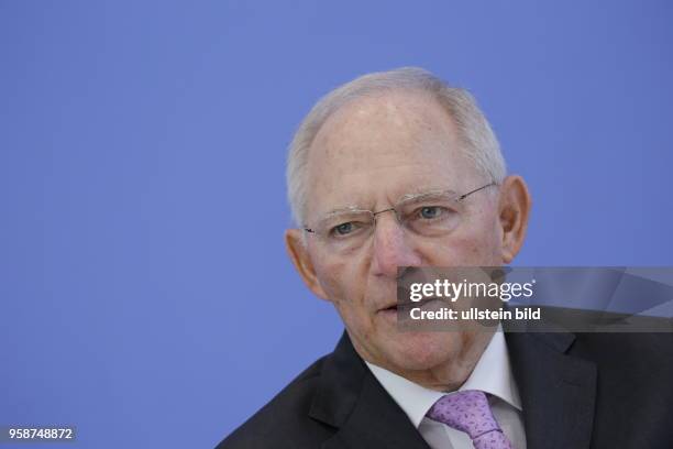 Bundesminister der Finanzen Dr. Wolfgang Schäuble, Deutschland, Berlin, Bundespressekonferenz, Thema: Regierungsentwurf zum Haushalt 2018 und...