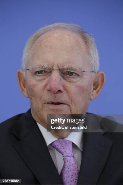 Bundesminister der Finanzen Dr. Wolfgang Schäuble, Deutschland, Berlin, Bundespressekonferenz, Thema: Regierungsentwurf zum Haushalt 2018 und...