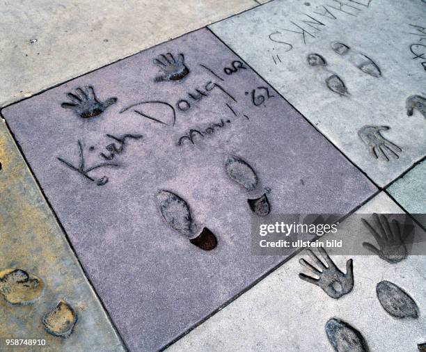 In den Gehsteigen des Hollywood Boulevards vor Mann's Chinese Theatre haben im sogenannten 'Walk of Fame' beruehmte Filmstars ihre Signien sowie...