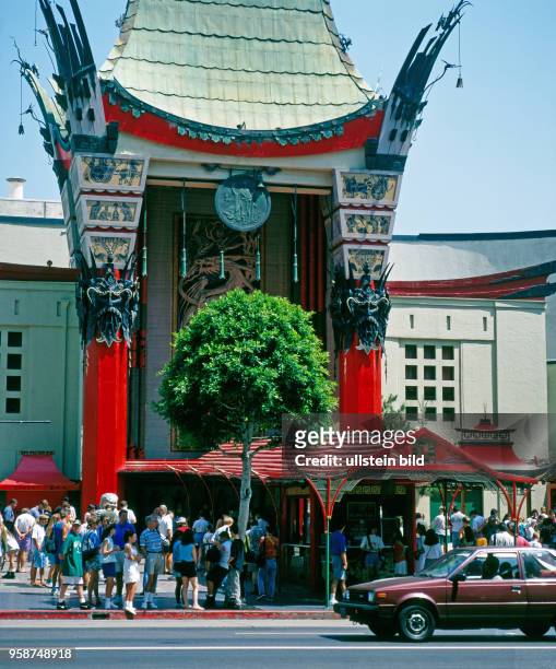 Das exotische Prunkgebaeude Mann's Chinese Theatre am Hollywood Boulevard in Los Angeles, 1927 erbaut, war frueher das fuehrende Premierenkino fuer...