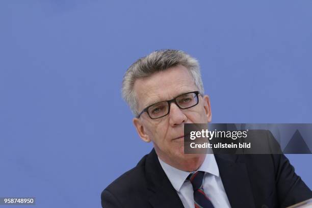 Bundesminister des Innern Dr. Thomas de Maiziere, Deutschland, Berlin, Bundespressekonferenz, Thema: Vorstellung des Verfassungsschutzberichtes 2016,