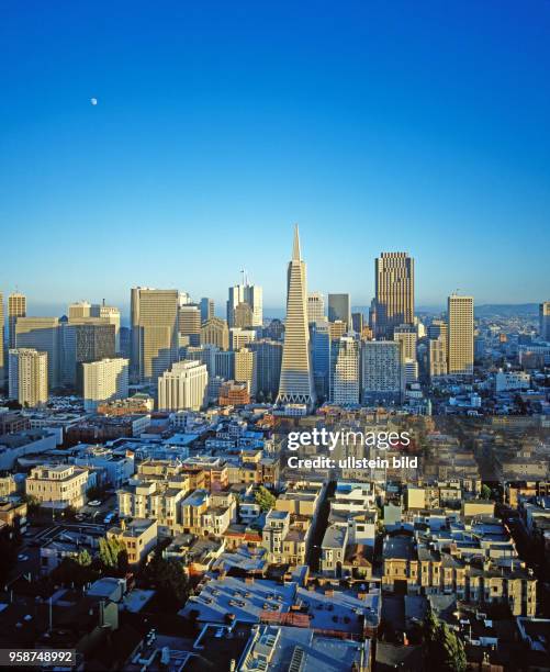 Blick vom Telegraph Hill, dem legendaeren Signalhuegel, auf die Hochhaeuser im Stadtzentrum von San Francisco, der viertgroessten Stadt Kaliforniens,...