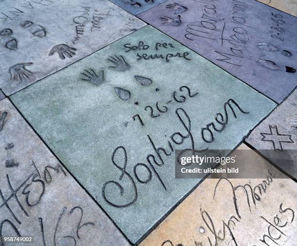 In den Gehsteigen des Hollywood Boulevards vor Mann's Chinese Theatre haben im sogenannten 'Walk of Fame' beruehmte Filmstars ihre Signien sowie...