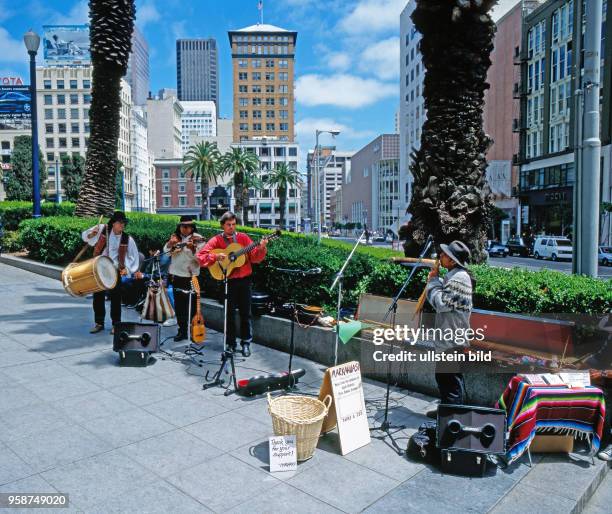 Suedamerikanische Folkloreband mit Bose-Lautsprechern spielt im Stadtzentrum von San Francisco, der viertgroessten Stadt Kaliforniens, benannt nach...