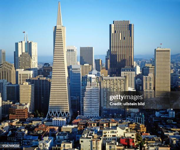 Blick vom Telegraph Hill, dem legendaeren Signalhuegel, auf die Hochhaeuser im Stadtzentrum von San Francisco, der viertgroessten Stadt Kaliforniens,...