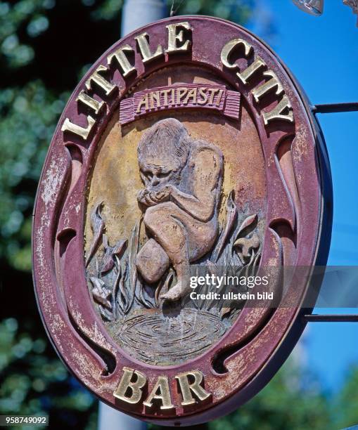 Originelles Wirtshausschild der Little City Bar im touristischen Stadtteil Fisherman's Wharf von San Francisco, der viertgroessten Stadt...