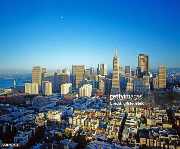 Blick vom Telegraph Hill, dem legendaeren Signalhuegel, auf die Hochhaeuser im Stadtzentrum von San Francisco, der viertgroessten Stadt Kaliforniens,...