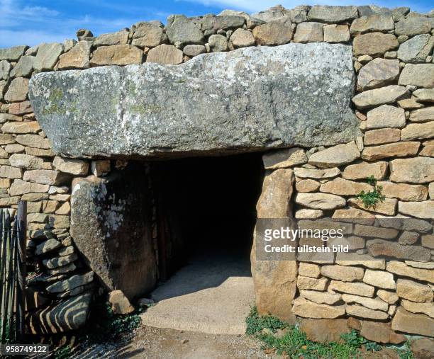 Haupteingang zum Dolmen des Marchands, genannt Tafel der Kaufleute, einer steinzeitlichen Grabkammer eines architektonisch hochbegabten, unbekannten...