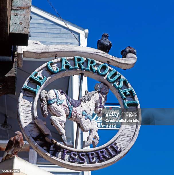 Originelles Kaffeehausschild der Patisserie Le Carrousel im touristischen Stadtteil Fisherman's Wharf von San Francisco, der viertgroessten Stadt...