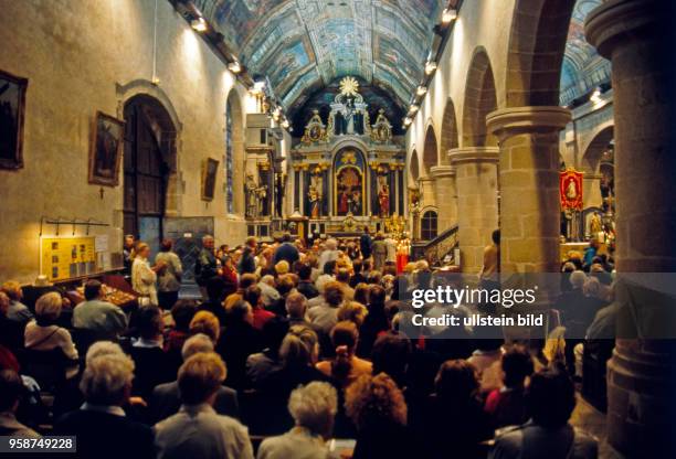 Ausdruck bretonischer Froemmigkeit, der Pardon in der Pfarrkirche des Heiligen Cornelius in Carnac, des Schutzpatrons der Haustiere. Die...