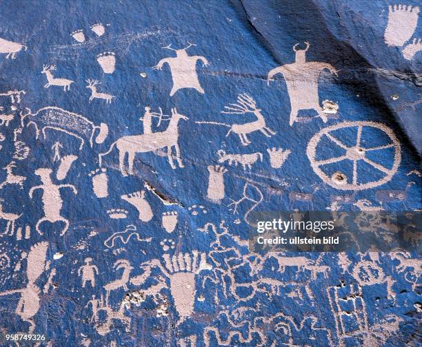 Newspaper Rock, der Zeitungsfelsen in Utah, ein Sandsteinbrocken mit eingravierten indianischen Zeichnungen und Symbolen der Anasazi, Fremont, Navajo...