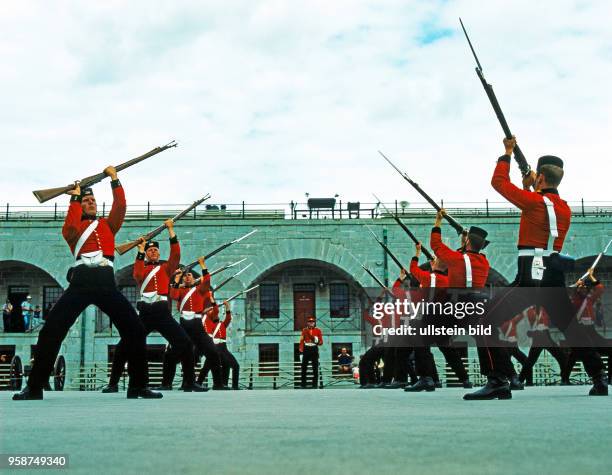 Lebendige Militaergeschichte, Offizier und Kadetten in originalen Uniformen und Waffen des 19ten Jahrhunderts beim historischen Exerzieren und...