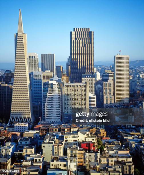 Blick vom Telegraph Hill, dem legendaeren Signalhuegel, auf die Hochhaeuser im Stadtzentrum von San Francisco, der viertgroessten Stadt Kaliforniens,...