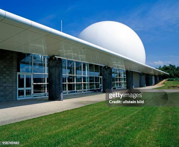 Das Radome, die imposante weisse Radarkuppel, Station fuer Weltraum-Kommunikation im Planetarium der Bretagne in Pleumeur-Bodou, zugleich ein...