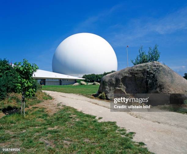 Das Radome, die imposante weisse Radarkuppel, Station fuer Weltraum-Kommunikation im Planetarium der Bretagne in Pleumeur-Bodou, zugleich ein...