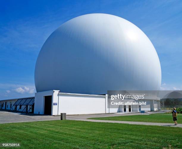 Das Radome, die imposante weisse Radarkuppel, Station fuer Weltraum-Kommunikation im Planetarium der Bretagne in Pleumeur-Bodou, zugleich ein...