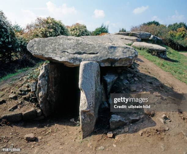 Eingang zur megalithischen Grabkammer, Dolmen du Mane-Rethual, eines unbekannten Steinzeitvolkes in Locmariaquer in der Bretagne, noch heute...