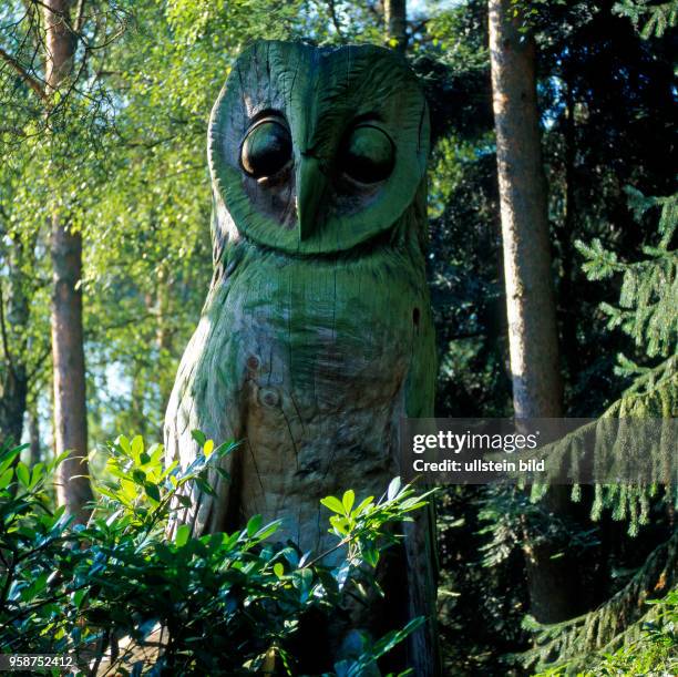 Rieseneule, kunstvoll gefertigt aus Holz, im Waldteil am Eingang zum Weltvogelpark Walsrode