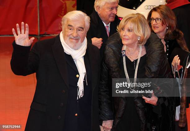 Eröffnung der 67.Berlinale in Berlin Berlinale Palast - Mario Adorf mit Ehefrau Monique