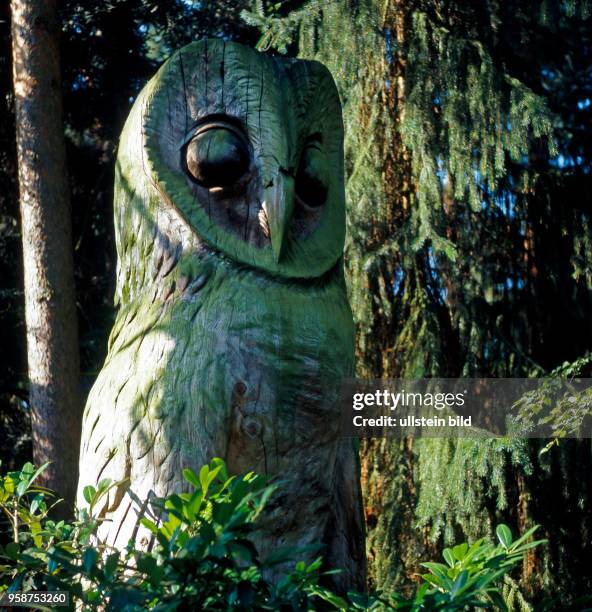 Rieseneule, kunstvoll gefertigt aus Holz, im Waldteil am Eingang zum Weltvogelpark Walsrode