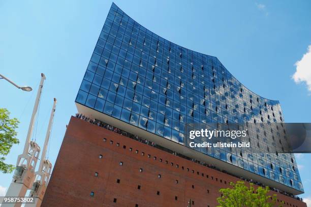 Bereits zwei Millionen Gaeste haben die Elphi-Plaza in 37 m Hoehe besucht. Elbphilharmonie das neue Wahrzeichen Hamburgs.