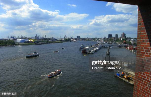 Bereits zwei Millionen Gaeste haben die Elphi-Plaza in 37 m Hoehe besucht. Elbphilharmonie das neue Wahrzeichen Hamburgs. Ausblick in der...