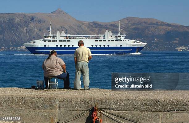 Kerkyra, Hauptstadt auf der Griechischen Insel Korfu. Blick vom Ufer in Richtung Albanien, Faehrverkehr. Heute wird der Faehrver bestreikt.