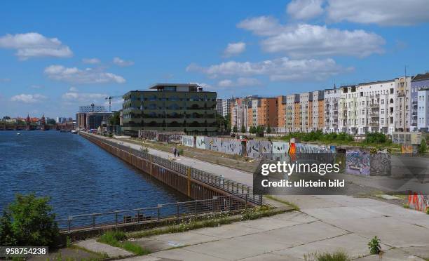 Der umgestaltete ehemalige Osthafen bietet mit seinem Uferweg neue Sichten auf den Bezirk Friedrichshai-Kreuzberg vom Wasser her. Gestern, , war auf...