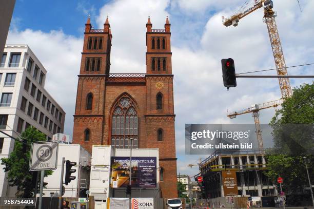 Die beidseitigen Baustellen an der Friedrichwerderschen Kirche zeigen die Dimensionen der dichten historischen Bebauung.