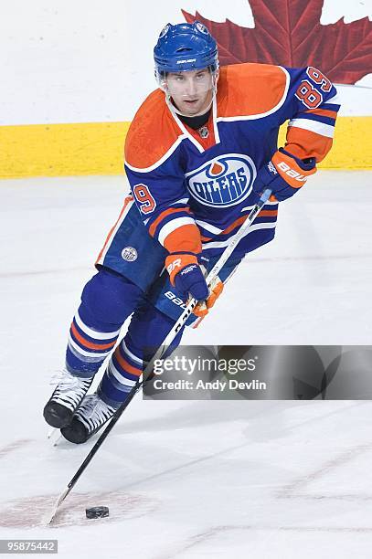 Sam Gagner of the Edmonton Oilers keeps his head up while carrying the puck against the Pittsburgh Penguins at Rexall Place on January 14, 2010 in...