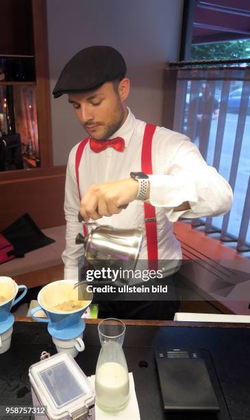 Ein Barista beim Kaffee kochen aufgenommen beim Gala Fashion Brunch im Hotel Ellington in Berlin Schöneberg