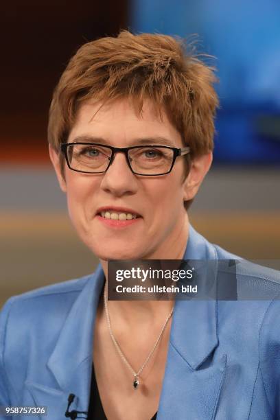 Annegret Kramp-Karrenbauer in der ARD-Talkshow ANNE WILL am in Berlin Thema der Sendung: Streit um Schäubles Steuermilliarden - Wie bekommen die...