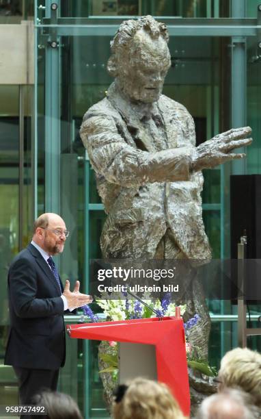 Berlin-Kreuzberg : Martin Schulz anlässlich der Verleihung des Gustav-Heinemann-Bürgerpreises an Can Dündar am im Willy_Brandt_Haus. Die SPD...