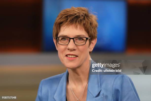 Annegret Kramp-Karrenbauer in der ARD-Talkshow ANNE WILL am in Berlin Thema der Sendung: Streit um Schäubles Steuermilliarden - Wie bekommen die...