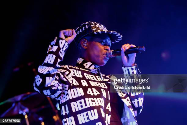 Skunk Anansie "Anarchytecture"-Tour Skunk Anansie besteht aus: Deborah Anne Dyer alias Skin , Martin Ivor Kent alias Ace , Mark Richardson und...