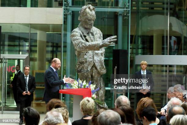 Berlin-Kreuzberg : Martin Schulz anlässlich der Verleihung des Gustav-Heinemann-Bürgerpreises an Can Dündar am im Willy_Brandt_Haus. Die SPD...