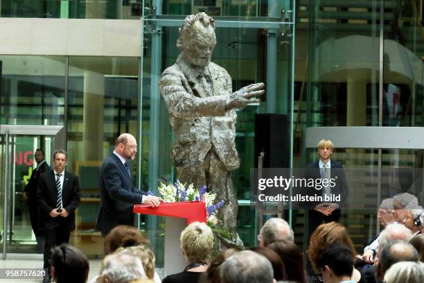 Berlin-Kreuzberg : Martin Schulz anlässlich der Verleihung des Gustav-Heinemann-Bürgerpreises an Can Dündar am im Willy_Brandt_Haus. Die SPD...