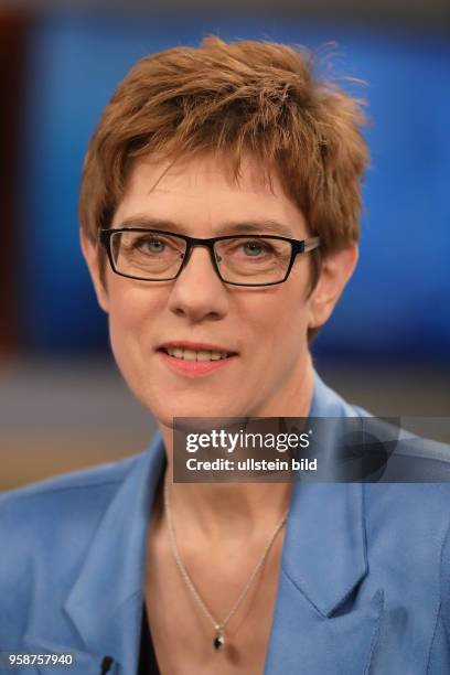 Annegret Kramp-Karrenbauer in der ARD-Talkshow ANNE WILL am in Berlin Thema der Sendung: Streit um Schäubles Steuermilliarden - Wie bekommen die...