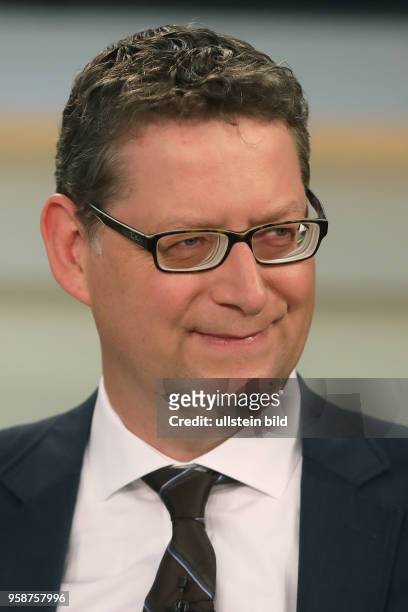 Thorsten Schäfer-Gümbel in der ARD-Talkshow ANNE WILL am in Berlin Thema der Sendung: Streit um Schäubles Steuermilliarden - Wie bekommen die Bürger...