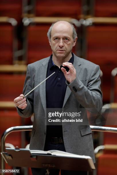 Iván Fischer leitet das Budapest Festival Orchestra in Begleitung der deutschen Sängerin Gerhild Romberger und des amerikanischen Tenors Robert Dean...