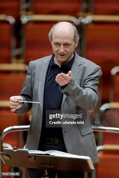 Iván Fischer leitet das Budapest Festival Orchestra in Begleitung der deutschen Sängerin Gerhild Romberger und des amerikanischen Tenors Robert Dean...