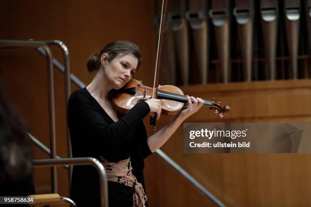 Janine Jansen gastiert in Begleitung des NHK Symphony Orchestra Tokyo unter der Leitung des amerikanischen Dirigenten Paavo Järvi am 08. März 2017 in...