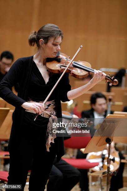 Janine Jansen gastiert in Begleitung des NHK Symphony Orchestra Tokyo unter der Leitung des amerikanischen Dirigenten Paavo Järvi am 08. März 2017 in...
