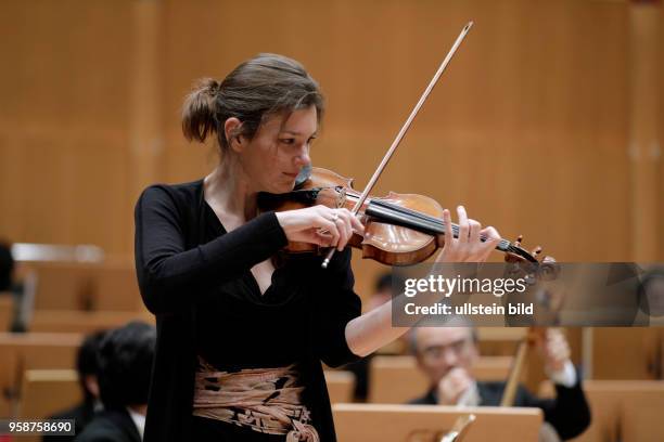 Janine Jansen gastiert in Begleitung des NHK Symphony Orchestra Tokyo unter der Leitung des amerikanischen Dirigenten Paavo Järvi am 08. März 2017 in...