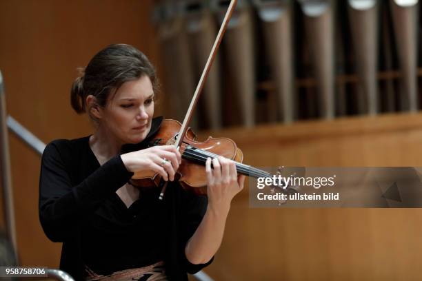 Janine Jansen gastiert in Begleitung des NHK Symphony Orchestra Tokyo unter der Leitung des amerikanischen Dirigenten Paavo Järvi am 08. März 2017 in...